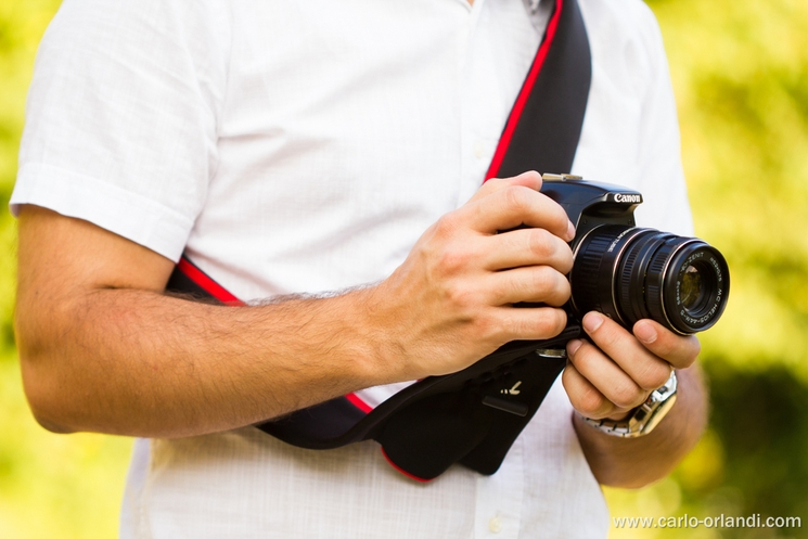 Lo Strap&Wrap utilizzato come tracolla per la macchina fotografica