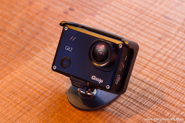 Il Tiltpod utilizzato con una action camera.